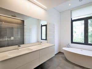 Badezimmer mit Waschbecken aus Corian®