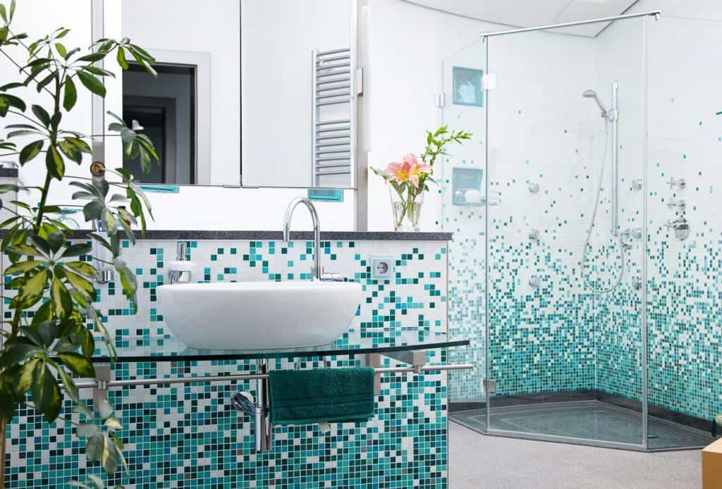 Modernes Badezimmer mit Mosaikfliesen