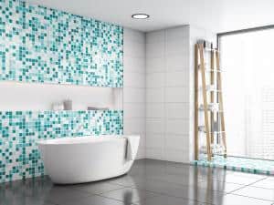 Blaue und Weiße Mosaikfliesen im Badezimmer