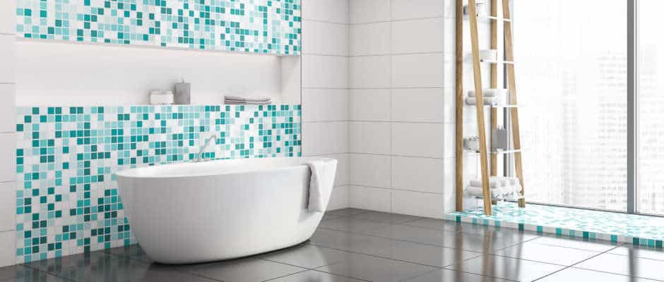 Blaue und Weiße Mosaikfliesen im Badezimmer