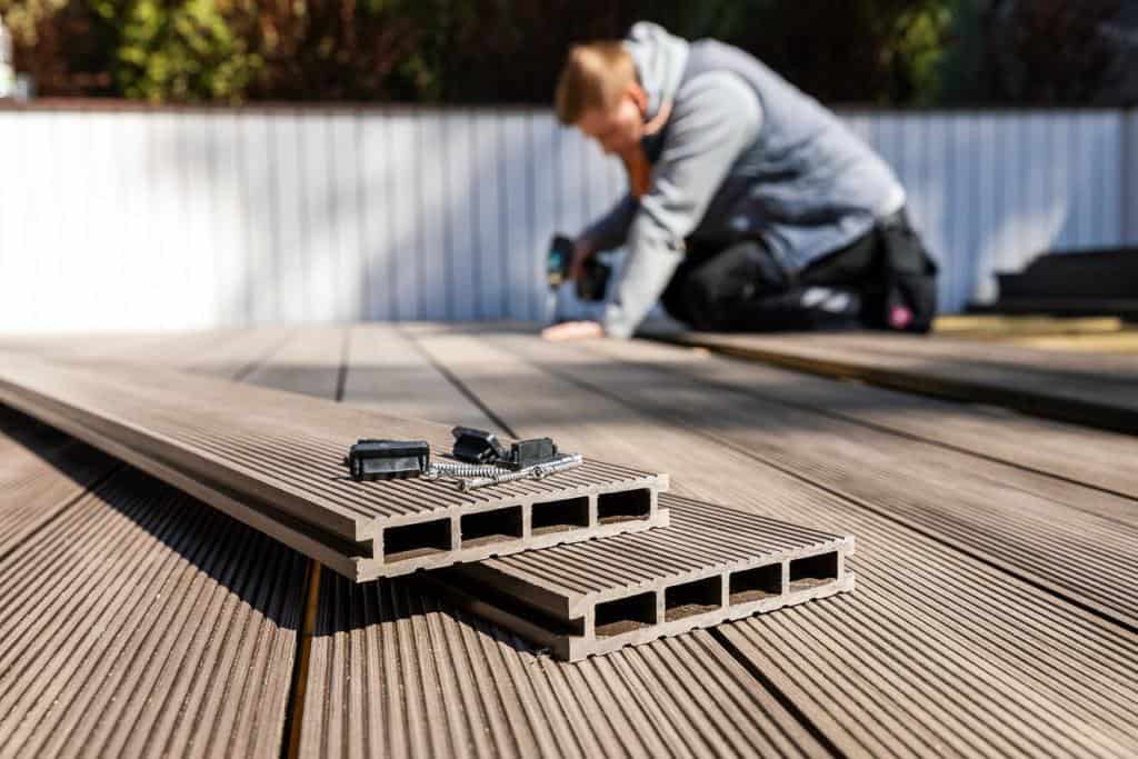 Heimwerker verlegt WPC Terrassendielen