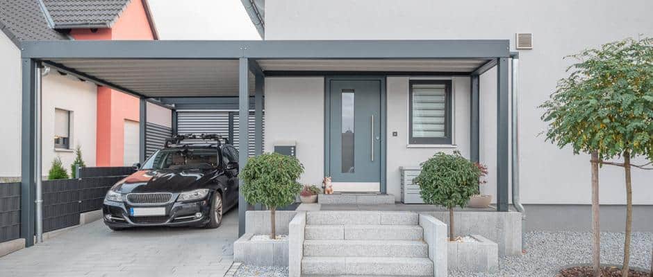 Moderner Carport an Einfamilienhaus