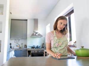 Junge Frau kocht in einer Miniküche