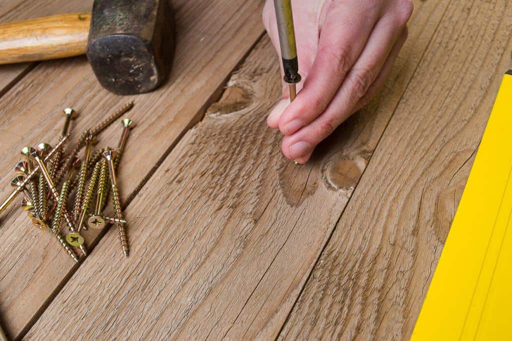 Verschrauben der Terrassendielen