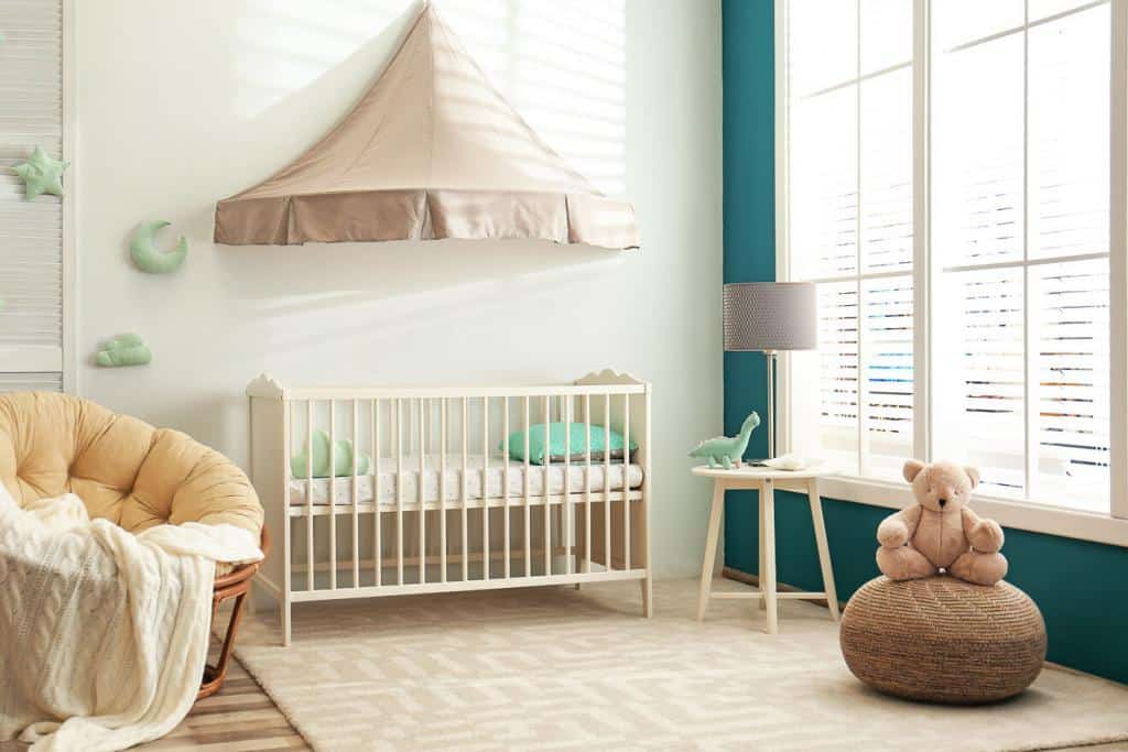 gemütlicher Sessel für das Babyzimmer
