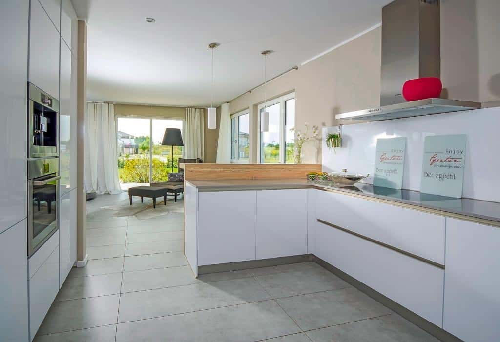 Moderne Kücheneinrichtung, Wohnungseinrichtung mit Fliesen als Bodenbelag