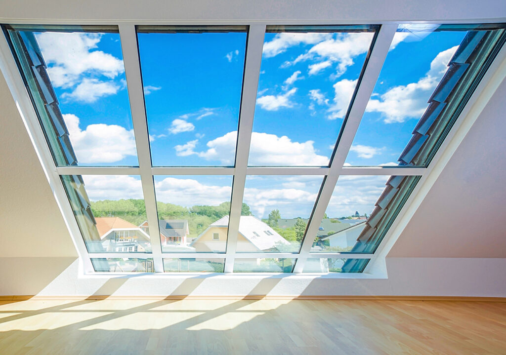 Fenster mit Sonnenschutzfolie im Dachgeschoss