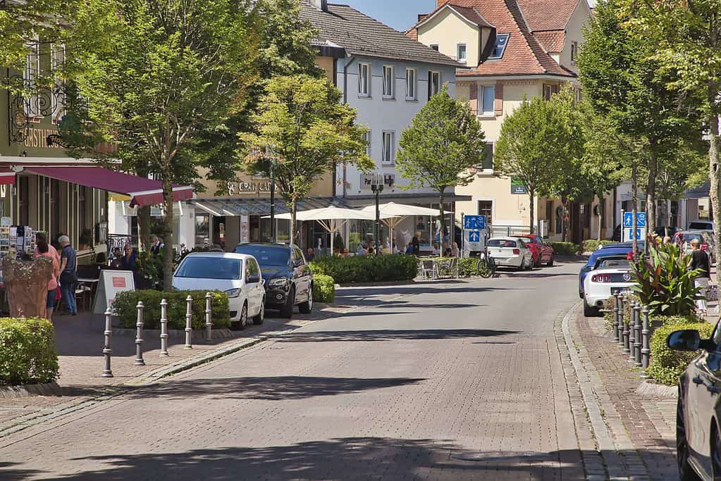 Menschen laufen in Donaueschingen die Straße entlang