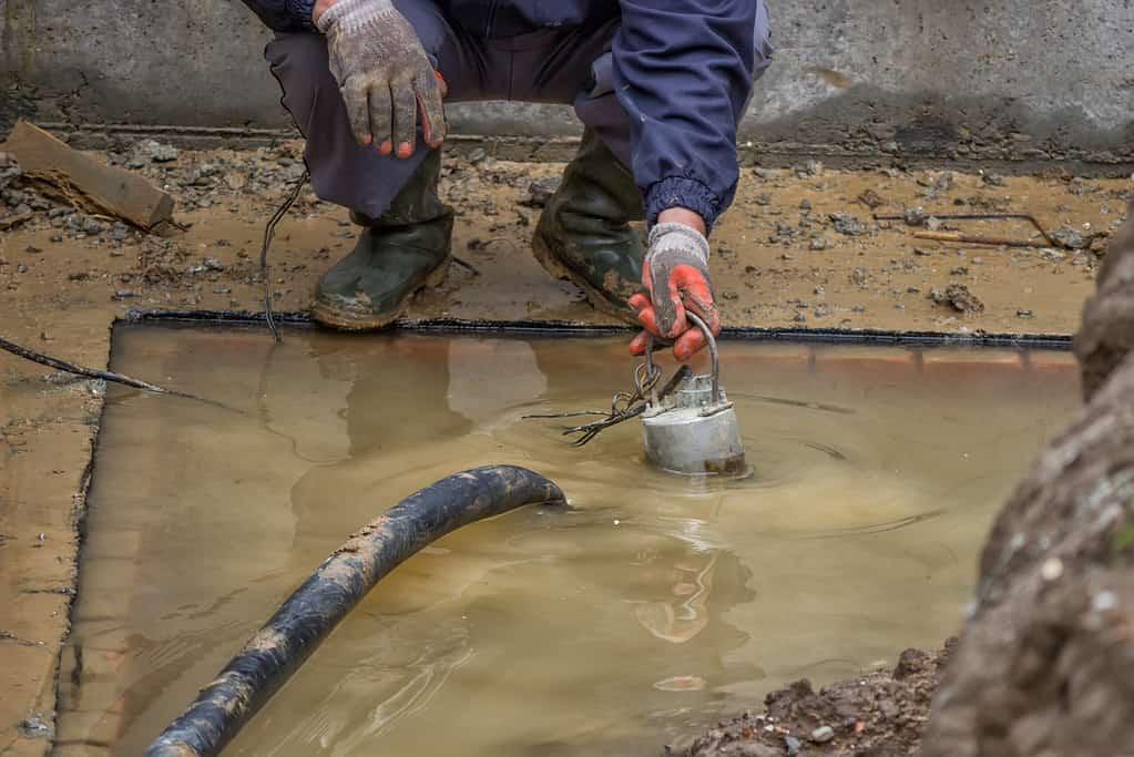 Abpumpen von Flutwasser. Hochwasser wird aus dem neuen Fundament gepumpt