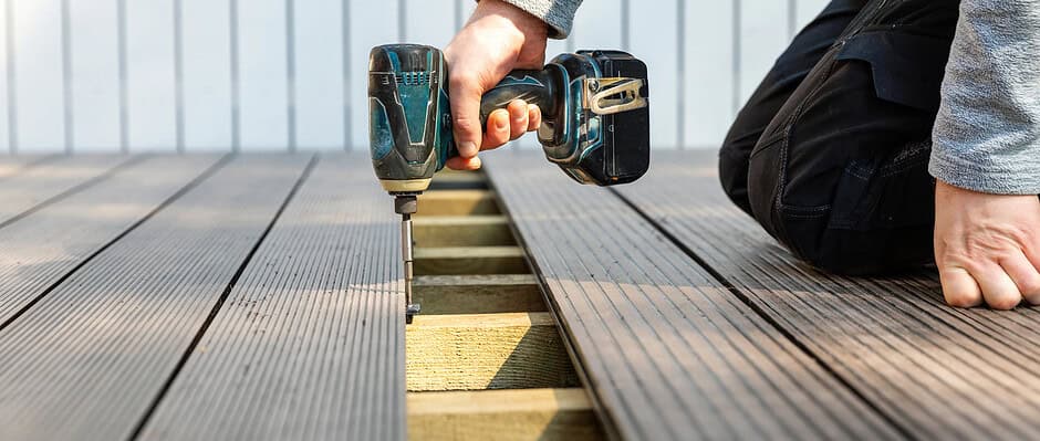Ein Heimwerker baut eine WPC Terrasse
