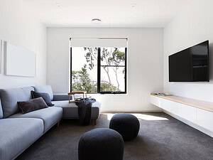 Wohnzimmer mit Fernseher, der mittels TV-Wandhalterung montiert wurde