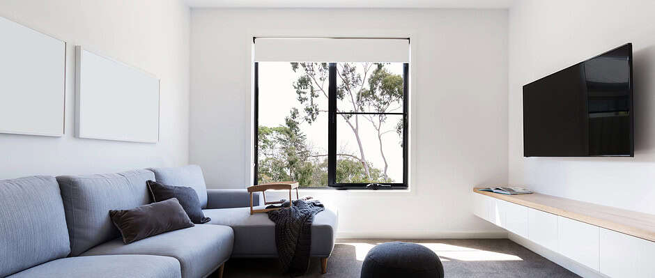 Wohnzimmer mit Fernseher, der mittels TV-Wandhalterung montiert wurde