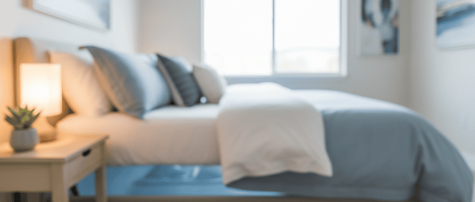 Modernes Schlafzimmer mit Wasserbett für erholsamen Schlaf.